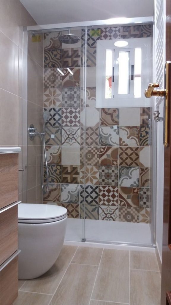 Azulejos adhesivos para baño. Baldosas autoadhesivas para baño.