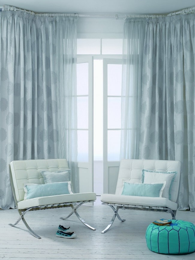 Cómo elegir colores de cortinas para paredes blancas