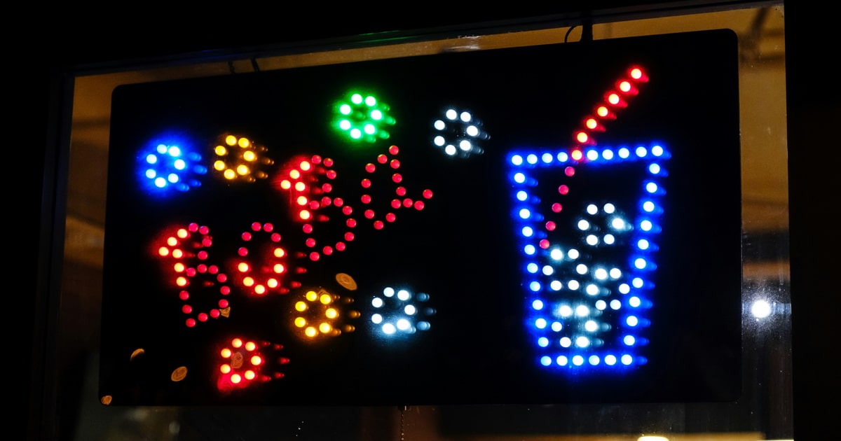 Publicidad en negocios con carteles iluminados con luz LED